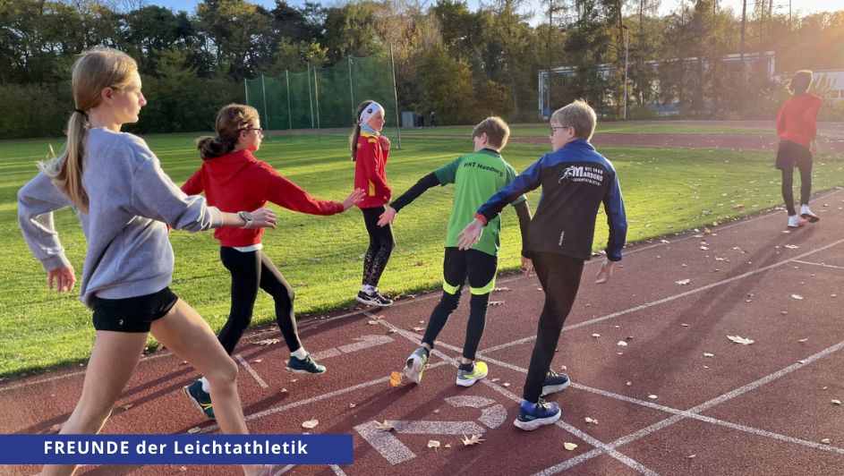 Talentcamp Gehen: Teilnehmer*innen beim Training auf dem Sportplatz.