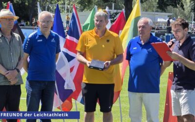 Michael Schlicksupp, Paul Paszyna und Dr. Jörg Bügner zeichneten Roland Frey (von links nach rechts) mit dem DLV Ehrenschild aus. (Foto: privat)
